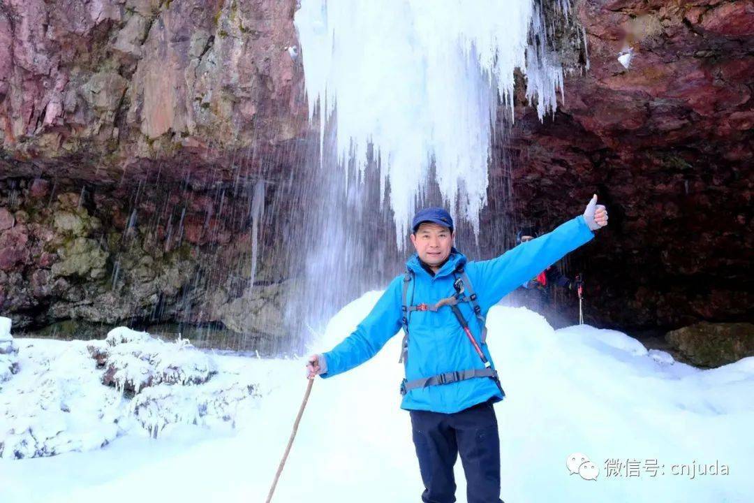 "四明群山寒冬雪,山野遍地梨花开.莫愁行踪无知己,喜鹊翘璅玉树迎.