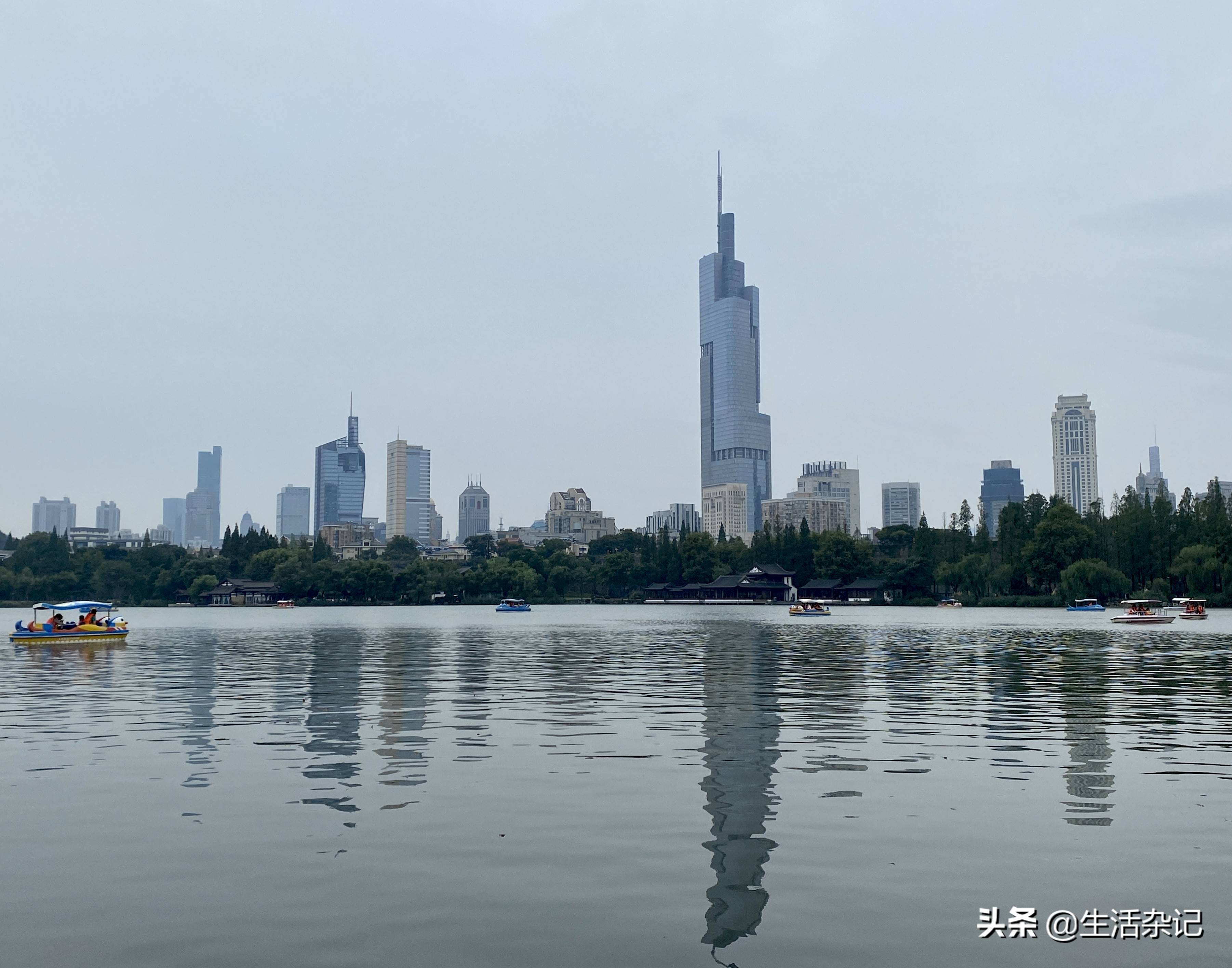 南京市中心尽收眼底,紫峰大厦,应该是南京的最高楼.