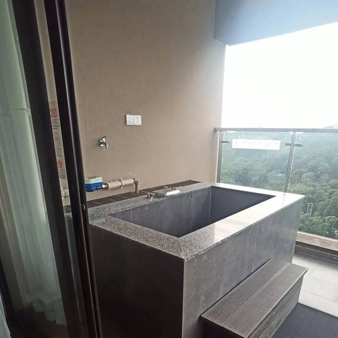 这个家庭温泉房 (山景房比舒适房景观更好,格局和设施类似) 房屋设计