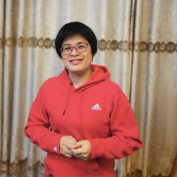 黄什么吕成语_黄裙子搭配什么上衣图(2)