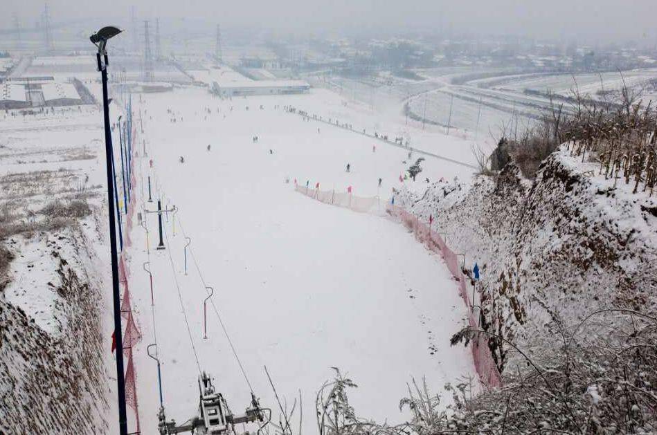 必捷滑雪场位于宝鸡市渭滨区清姜路冯家塬雪道长达近300米,坡度14