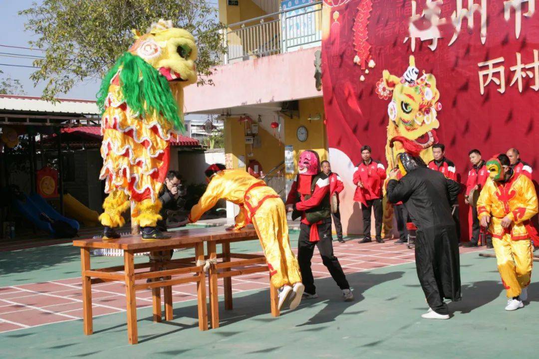 1月2日上午,梅县区丙村镇上演了一场精彩纷呈的大棚狮演出,梅州市客家