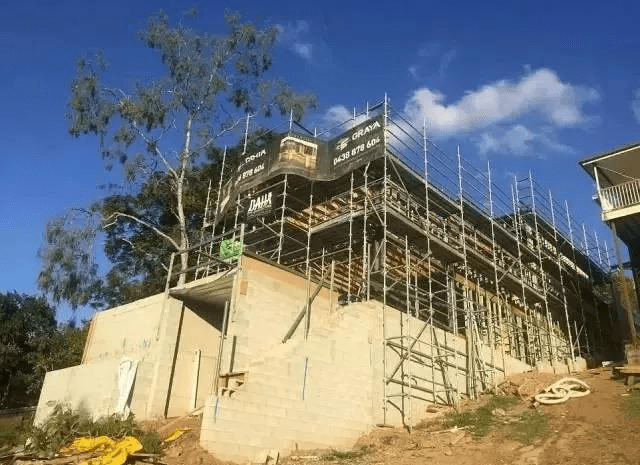 用钢筋搭建起房子的骨架,然后慢慢的添砖加瓦.