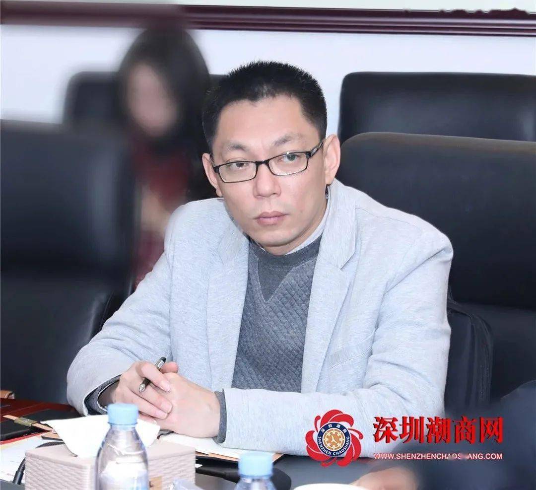 汕头市公共外交协会副会长,秘书长林小斌(左),汕头市侨联办公室