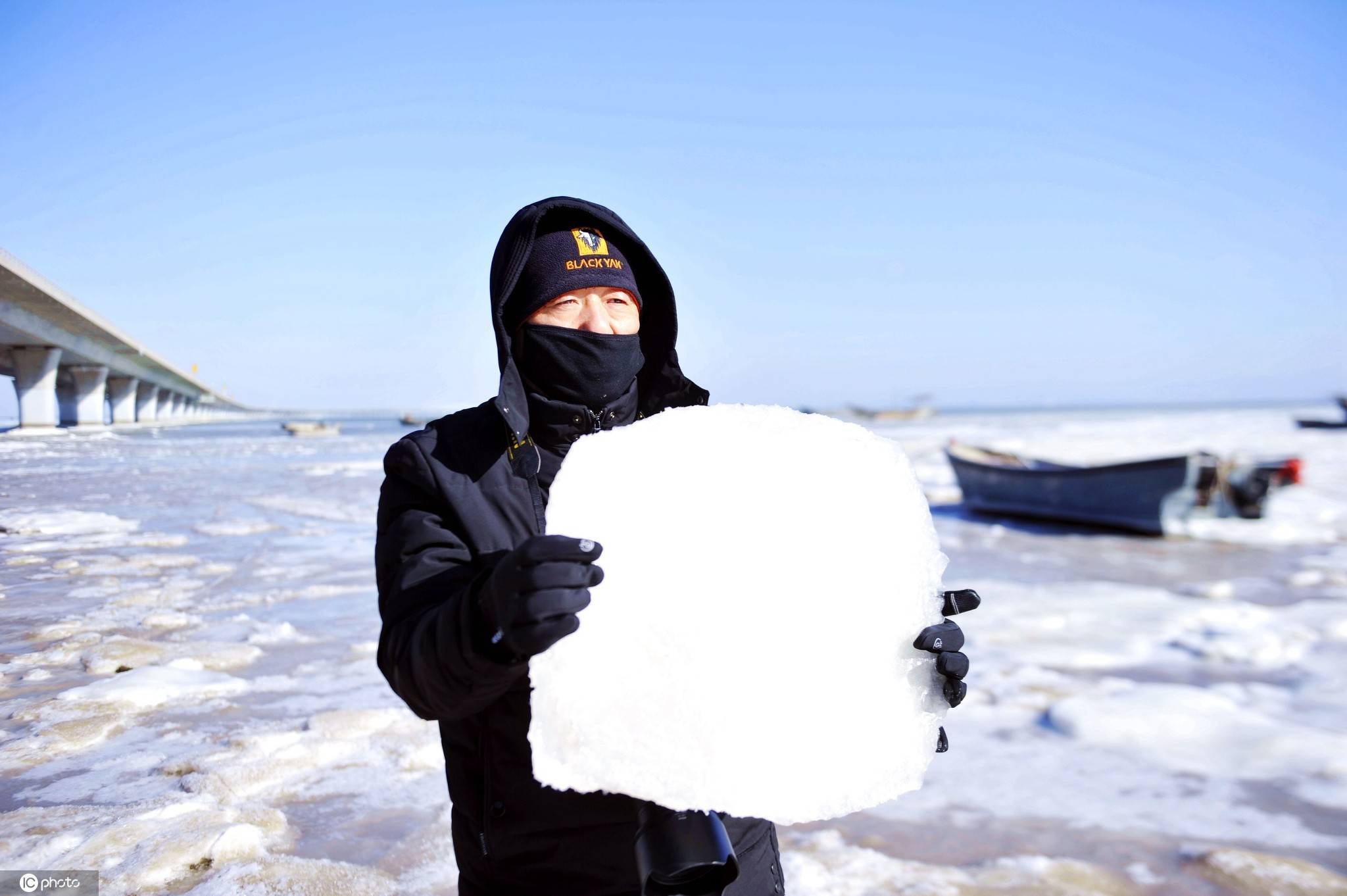 青岛现零下16度极寒天气海水直接被冻住 市民拍下罕见一幕（图）