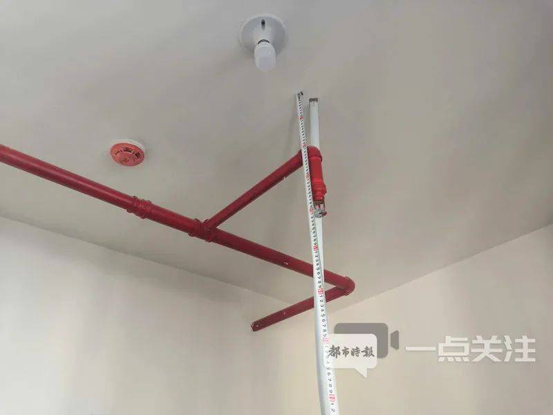 傻眼买了昆明一小区200万楼王接房一看天花板上爬满消防管道