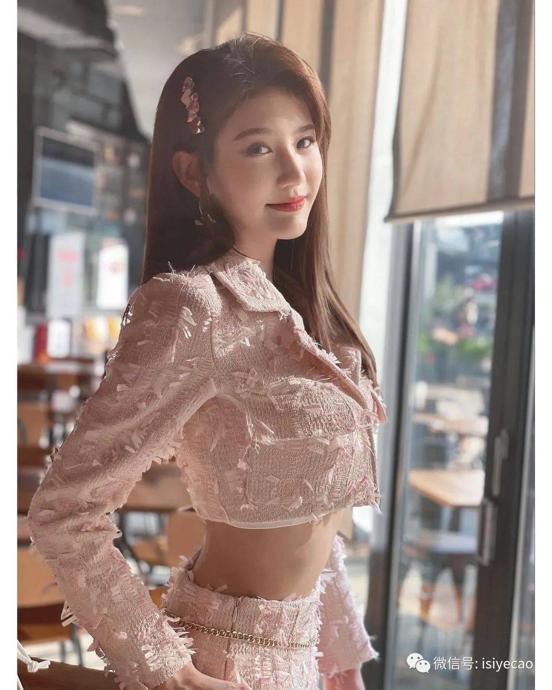 不畏寒冷,大秀纤腰美腿,朱主爱传授"蛇腰"秘诀