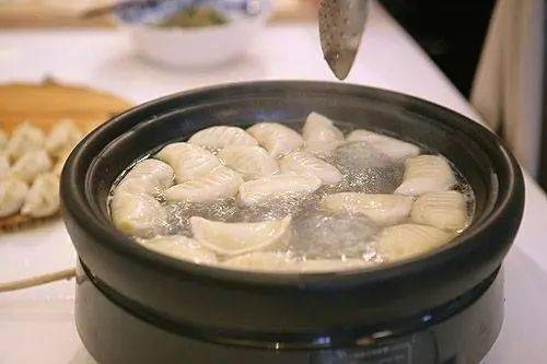 煮饺子,怎么做才不破皮?牢记几点窍门,饺子煮好个个完整口感好
