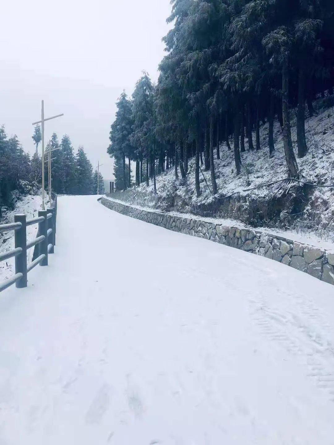 下雪了仙峰僰王山玉屏山超美雪景刷屏