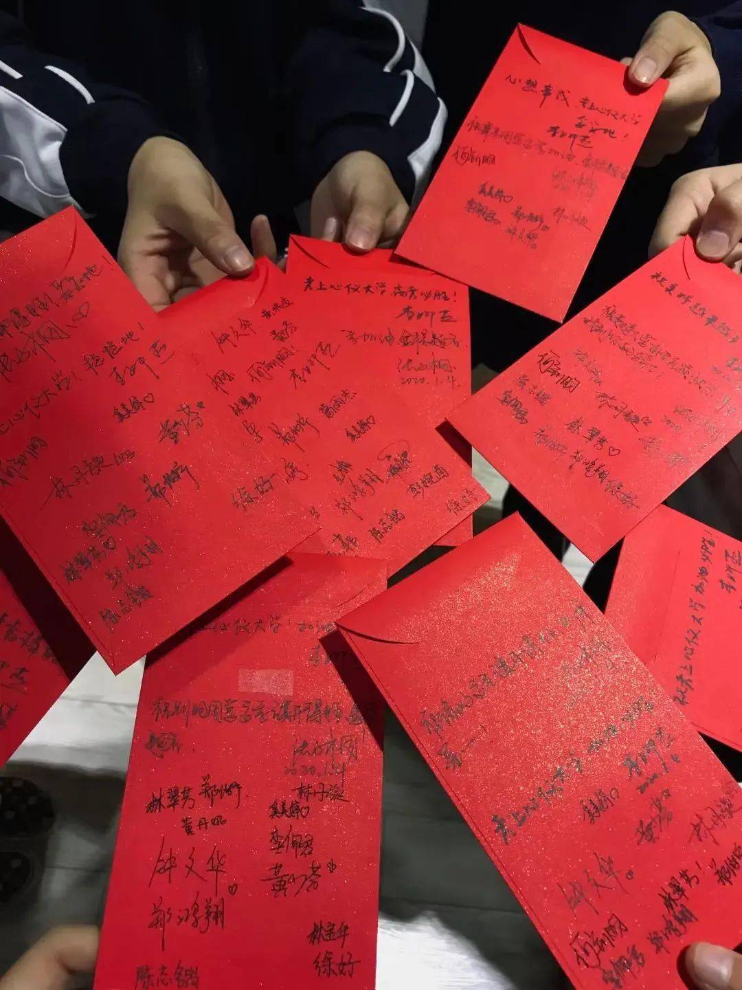 红包里装的是 全校师生对18级考生的祝福语 深圳市第二职业技术学校给