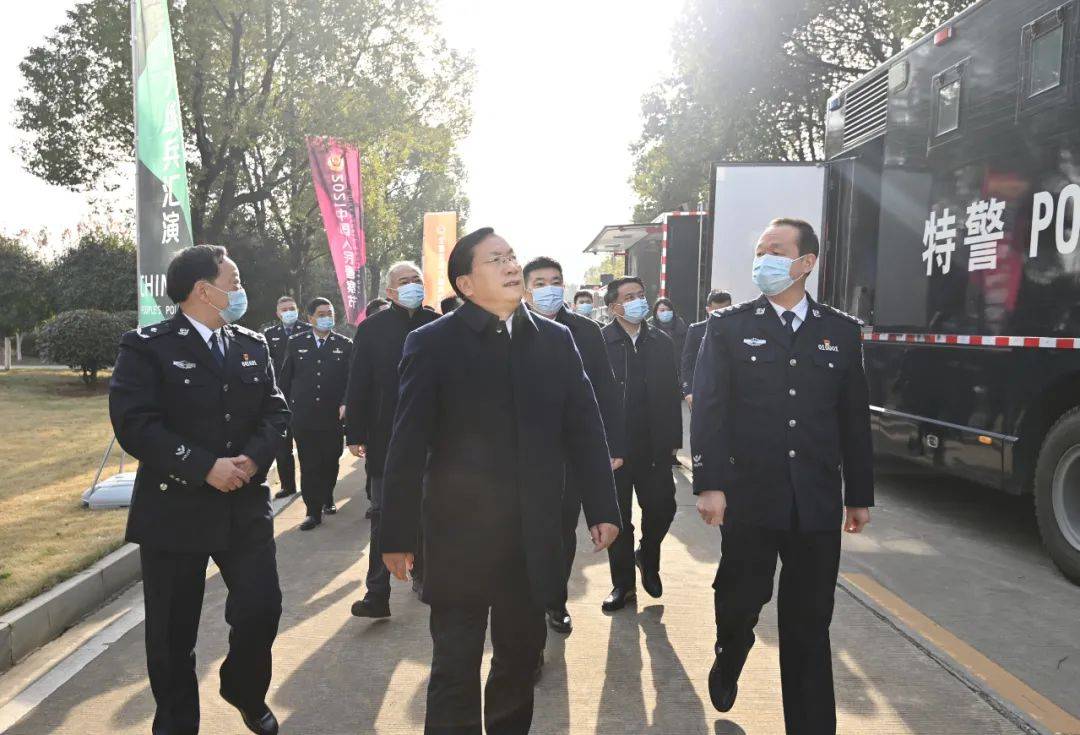 首个中国人民警察节到来之际王忠林看望慰问全市功模民警