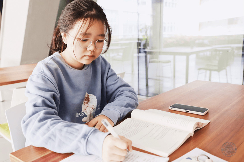 的阳光洒大地 神清气爽,兴致高昂 红色跑道,绿荫场上 dgpt人儿来赴约