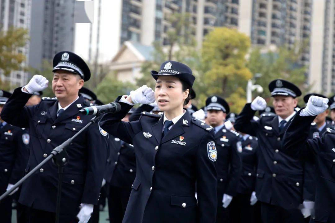 今天是"中国人民警察节",柳州市公安局举行"致敬警旗诉忠诚,重温誓言