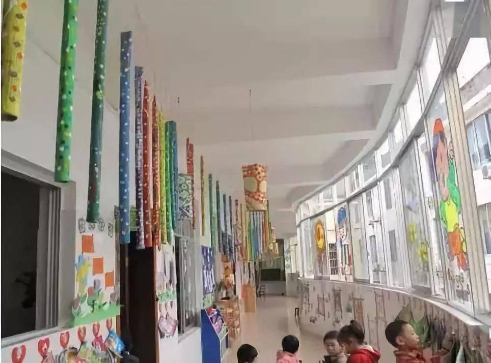 【环创布置】幼儿园走廊,门窗,楼梯这样布置,不怕孩子不喜欢!