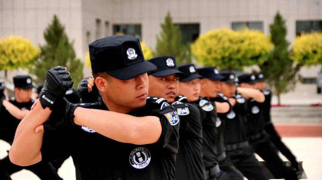 陇南公安特警开展警务技能训练.