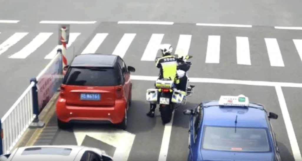 绿灯不走被大车推行后续 6587fd3c888c427494bbbc50e0cc368f.png