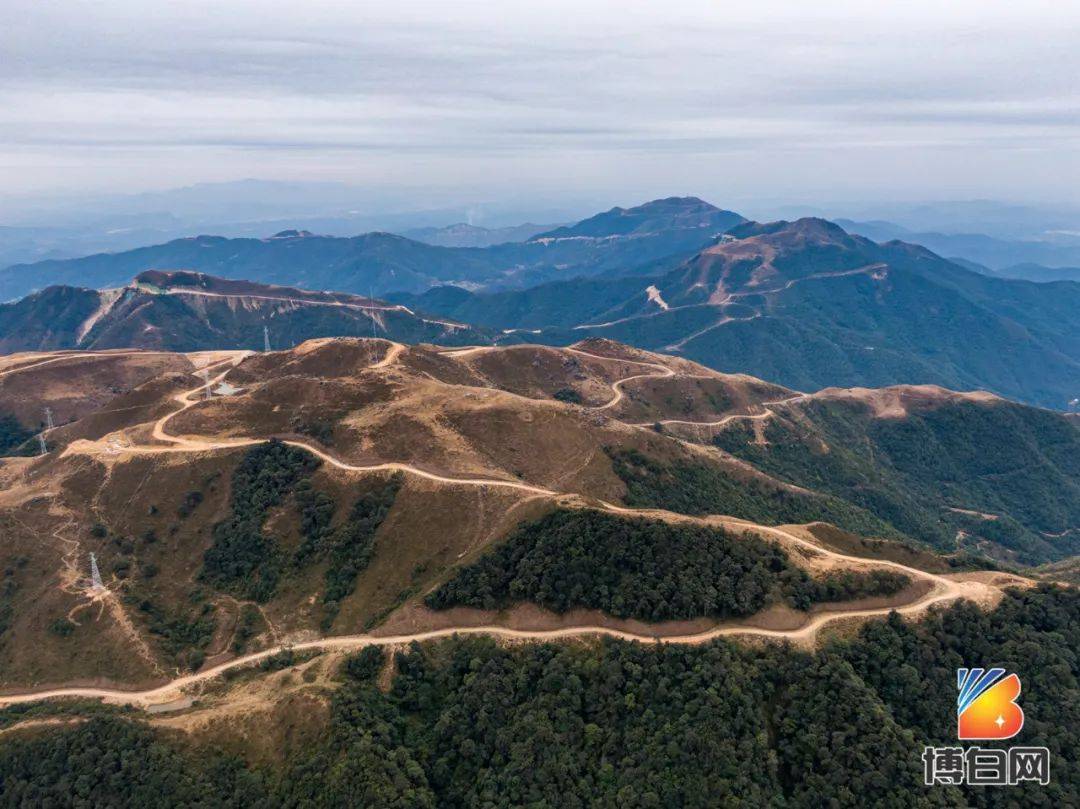 与周围云飞嶂,铁帽头诸峰遥遥对峙,六塘颈处于六万大山的连绵群山之间