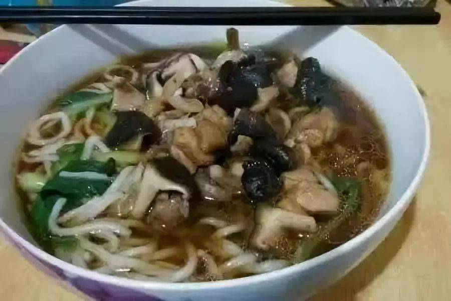 改善宝宝贫血的辅食:香菇菠菜鸡肉面