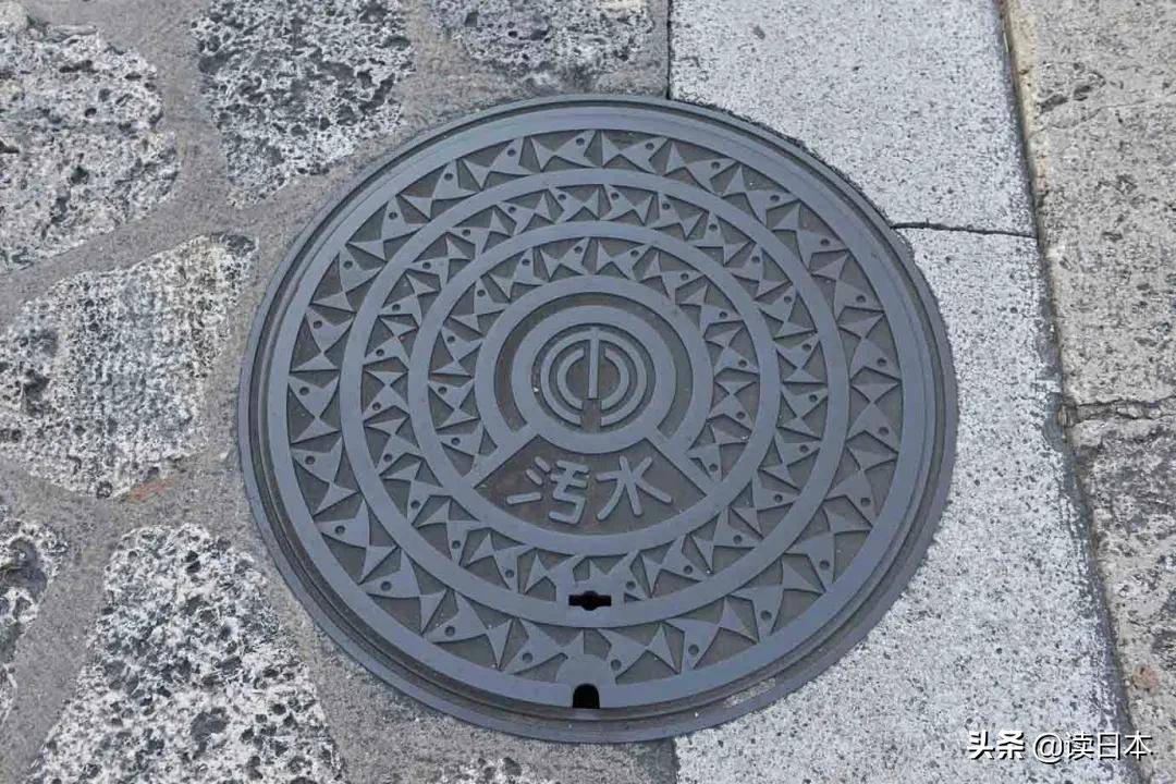 日本特色井盖文化低头走路也能看到不一样的风景