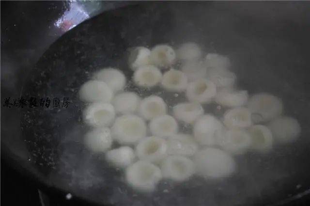 小红尖椒 3个,肉泥 50克,生抽 适量,水淀粉 适量,料酒 适量土豆窝窝
