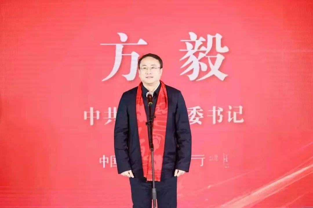 活动现场, 横村镇党委书记  邵政介绍中国围巾城的定位以及规划情况