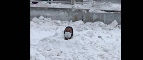 大爷光着膀子挑战"大雪埋自己!网友看傻了