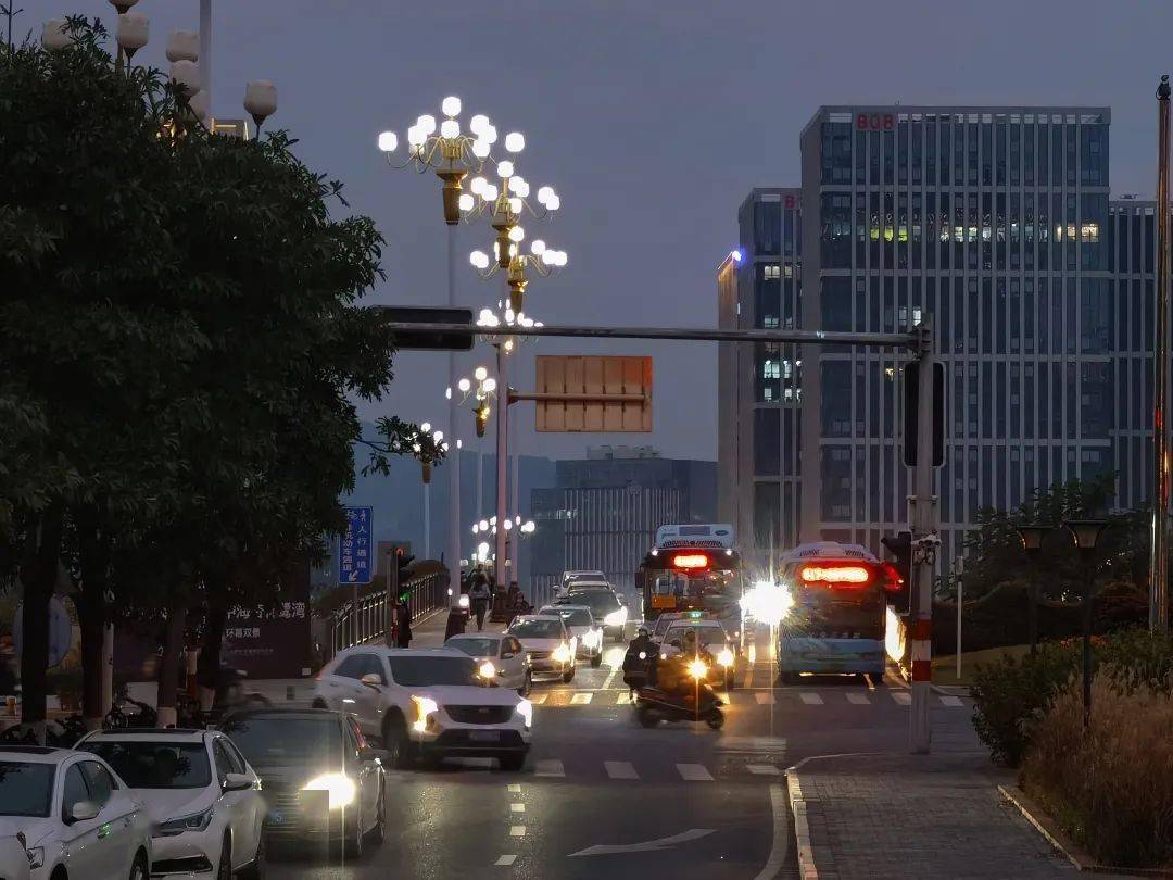 夜晚街景,灯火绚烂