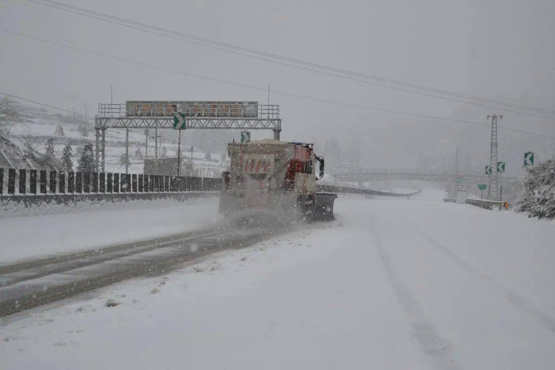 冰雪中的昭通公路人!