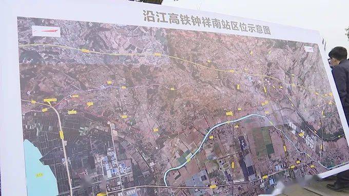 董事长马春山带领专家组来到钟祥,对沿江高铁钟祥南站进行实地踏勘