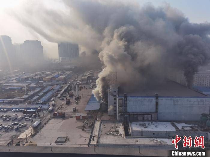 济南一冷库突发火灾 消防紧急救援