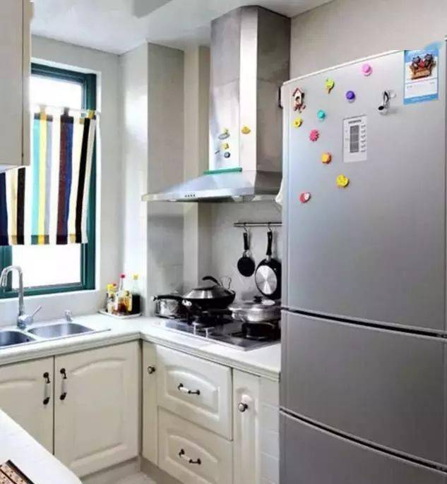 小户型的厨房要物尽其用,冰箱也可以塞到里面去,拿取方便.