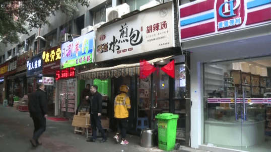 员工店内备食材 大胆蟊贼偷手机
