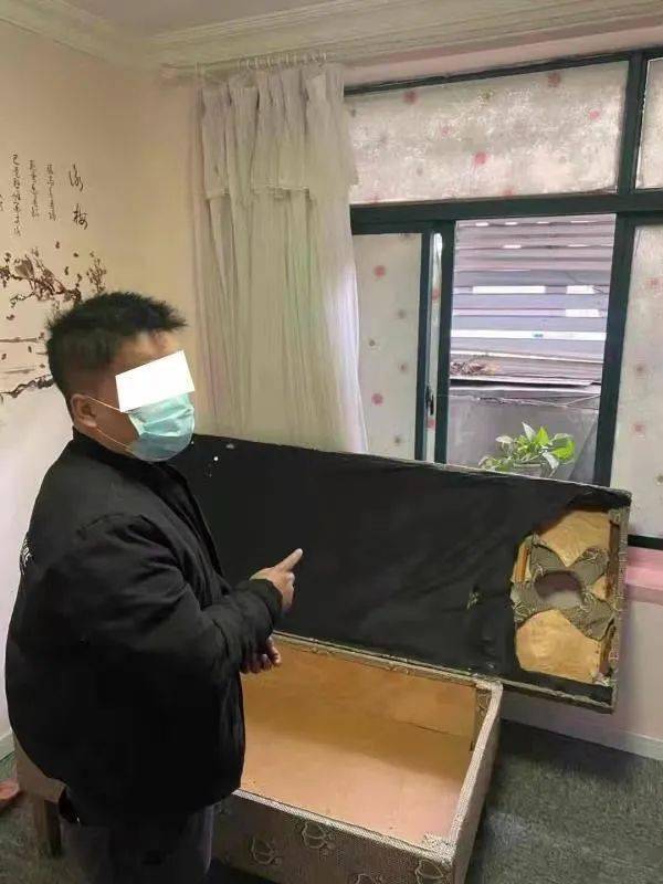 "笨贼"深夜入店盗窃,却因太胖被门卡住出不来,随即便做出荒唐事!