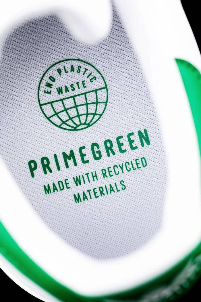 最为经典的 「绿尾」配色,融入 可回收理念的 primegreen 全新材料