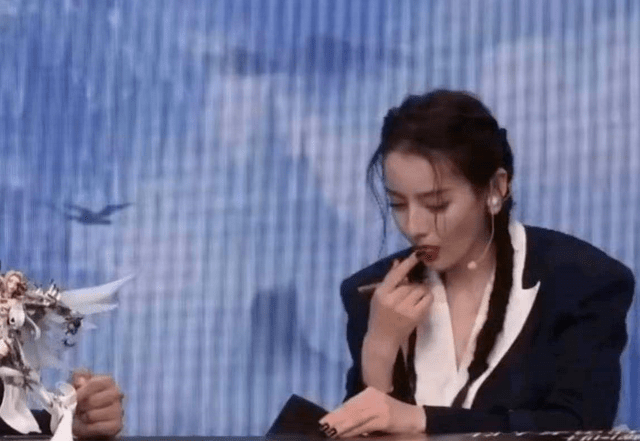 迪丽热巴签名时蘸口水动作娴熟,被批欠缺卫生意识?