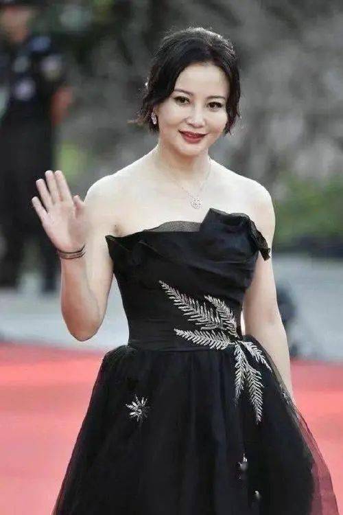大陶红晒出近照,刻意丑化自己的容颜,51岁状态真实一点不装!