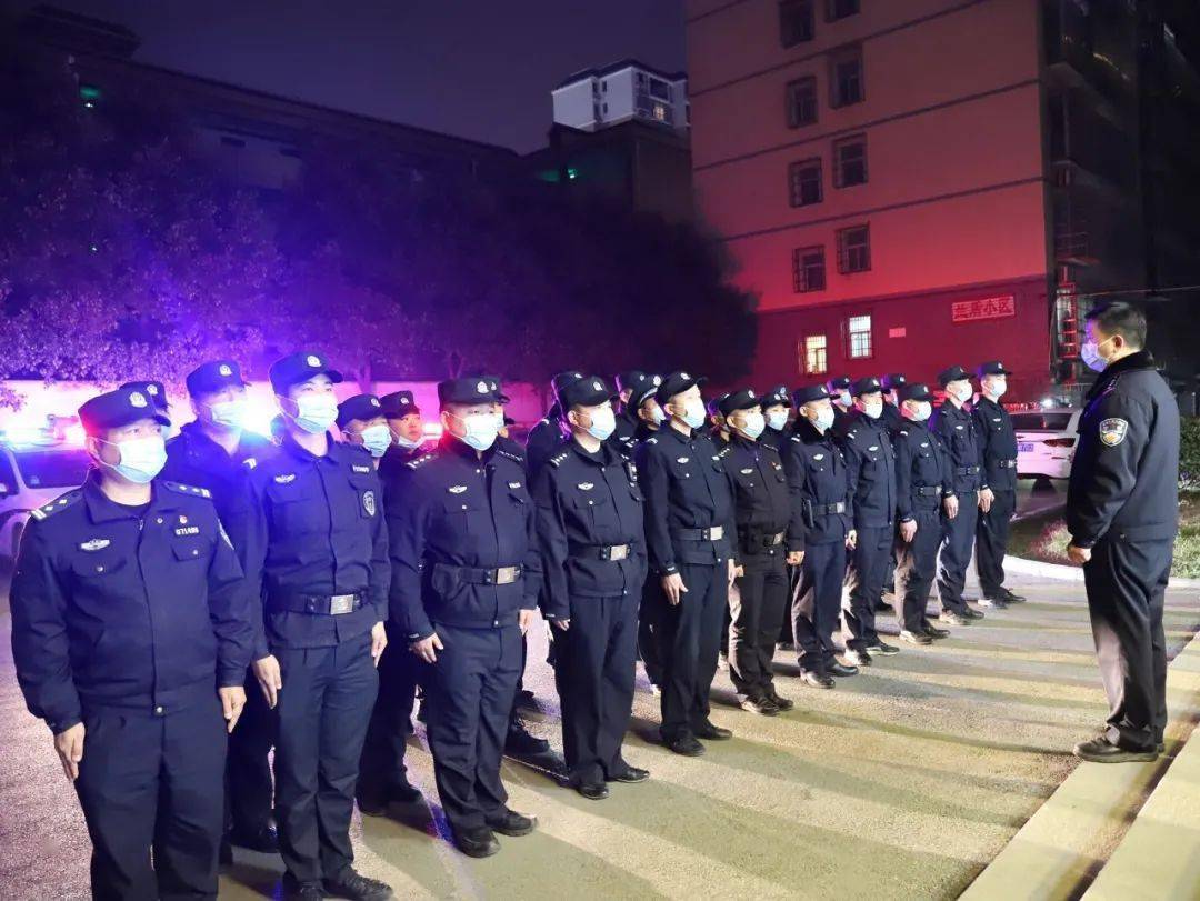 民警开展夜间流动人口_夜间开车图片(2)