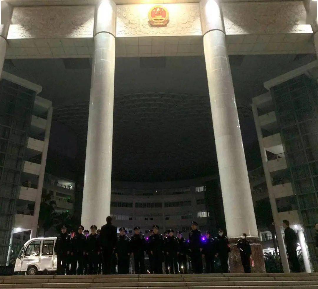 【华体会APP官方网站】
保障“两会” 省政府机关守卫处团结长沙市内保支队及物业服务中心对省政府机关院开展“显性警务”清查行动(图1)