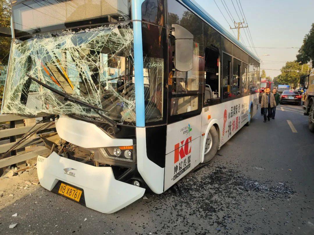 宁波一公交车撞上桥栏!有乘客受伤.