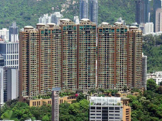 若按面积来算,香港的千尺豪宅只不过是内地120平米的房子罢了.