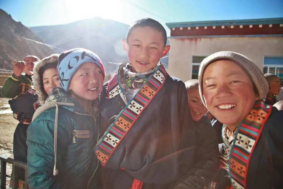 "织围巾"助力西藏南木林县仁堆乡金德希望小学公益活动