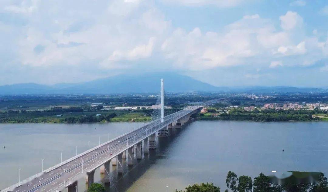 自南向北直行跨过东江大道,东江主河道,龙溪岸景观大道后,终点接博罗