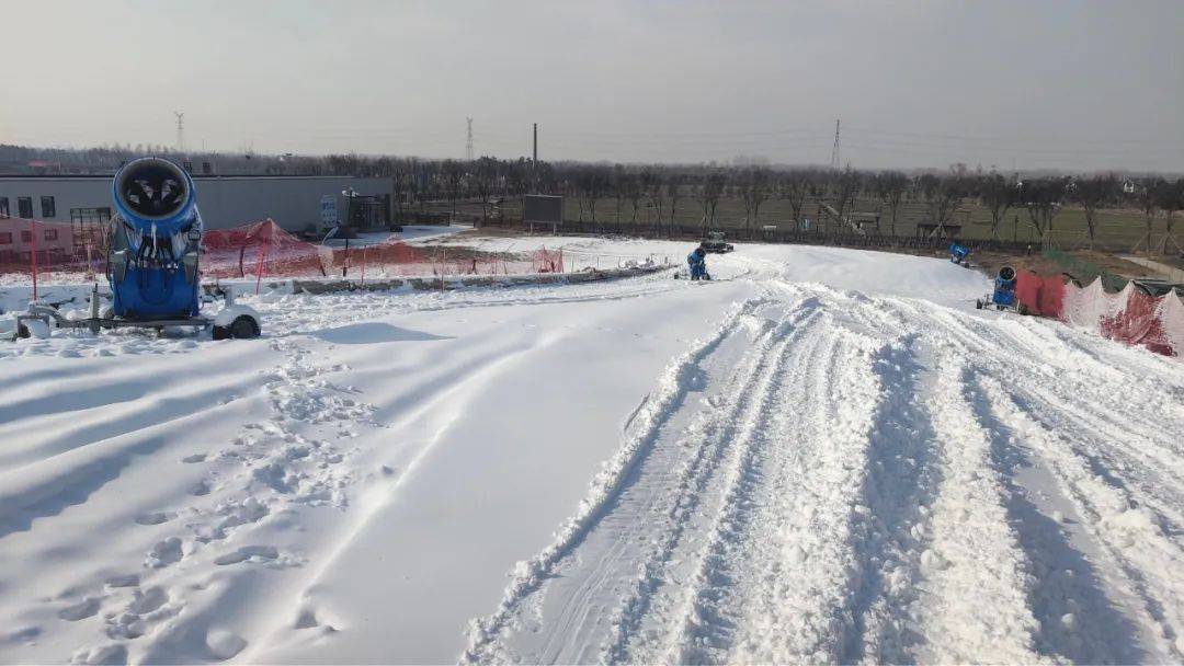 潜园滑雪场 白龙潭滑雪场 滑雪场占地面积约40000平方米,雪场广阔