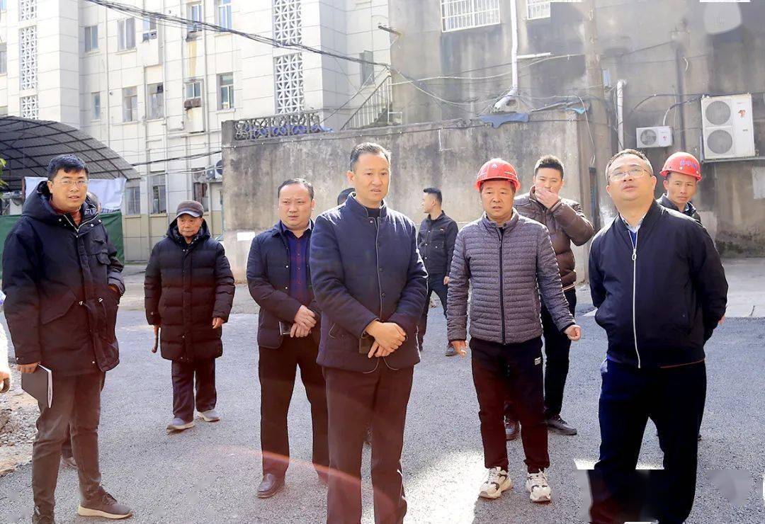 区领导在实地督导老旧小区里弄小巷改造工作时提出这些要求