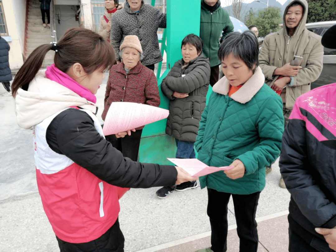 图为忻城县妇联巾帼志愿者向群众发放党的十九届五中全会精神知识宣传