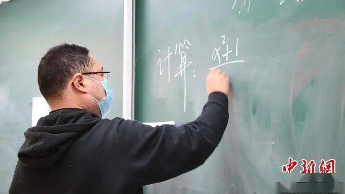 "90后"体育老师闻晓峰正在为学生们补习数学 徐明睿 摄