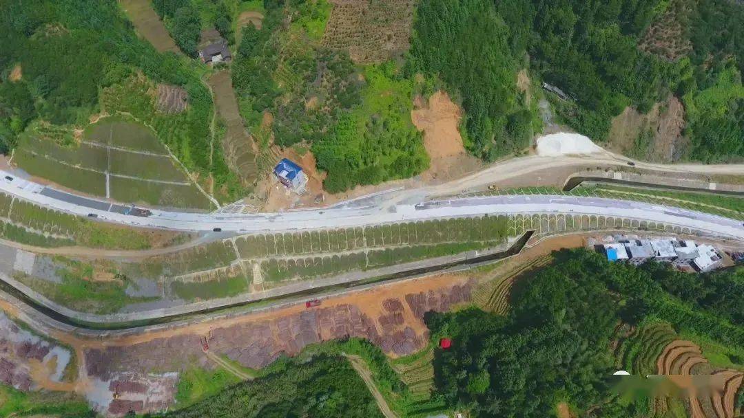 国道纵五线(大田溪柏林到梅山段)主体贯通,正在进行桥面铺装,进入扫尾