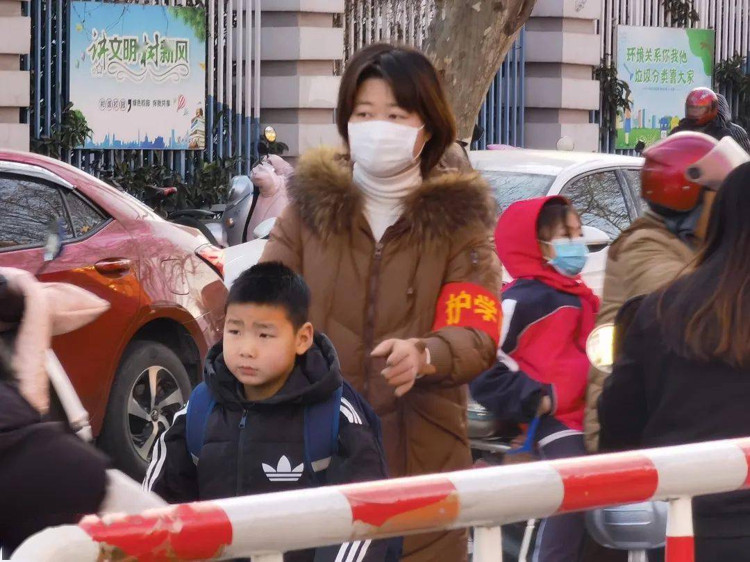 海小快讯家长护学岗爱心铺就平安路