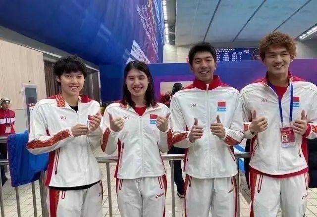 在去年全国游泳冠军赛中,由徐州女将张雨霏及徐嘉余,闫子贝,杨浚瑄