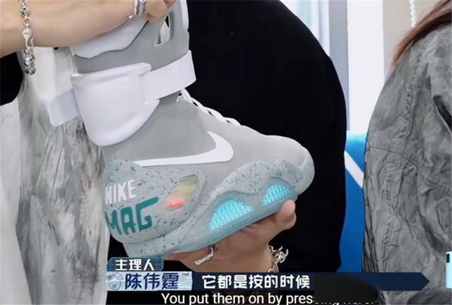 最让人惊叹的是,  他竟然有一双2016年款的 nikeair mag "回到未来"